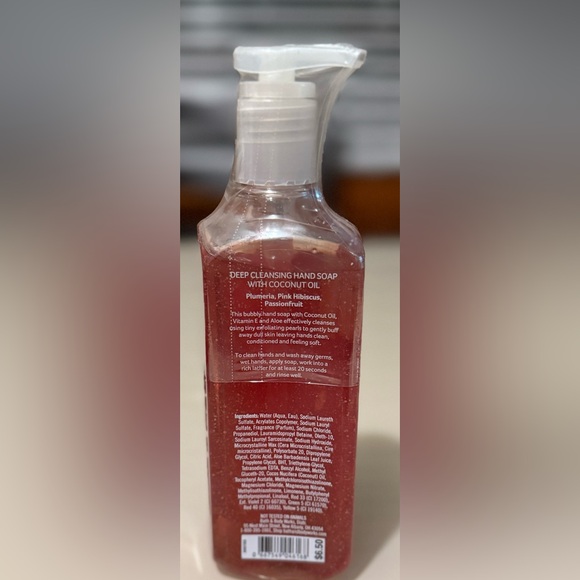 Bath & Body Works Deep Cleansing Hand Soap with Coconut Oil - Red - Picture 2 of 2